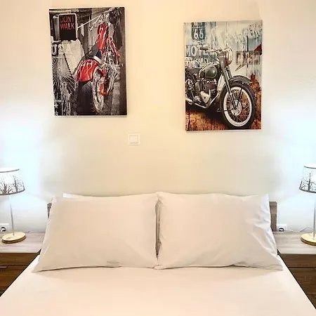 Alexa'S Downtown Apartment-2
